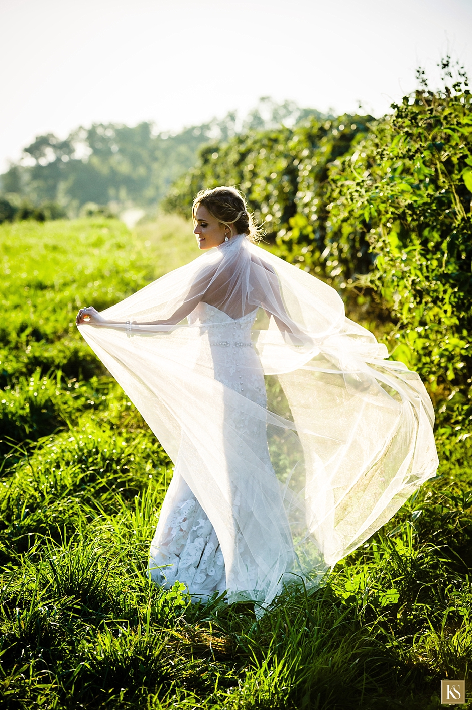 Michigan wedding photos, Unique wedding portrait, Must have wedding picture, www.kelliesaunders.com